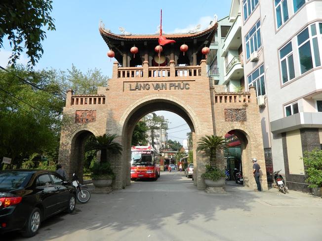 Cổng làng lụa Vạn Phúc