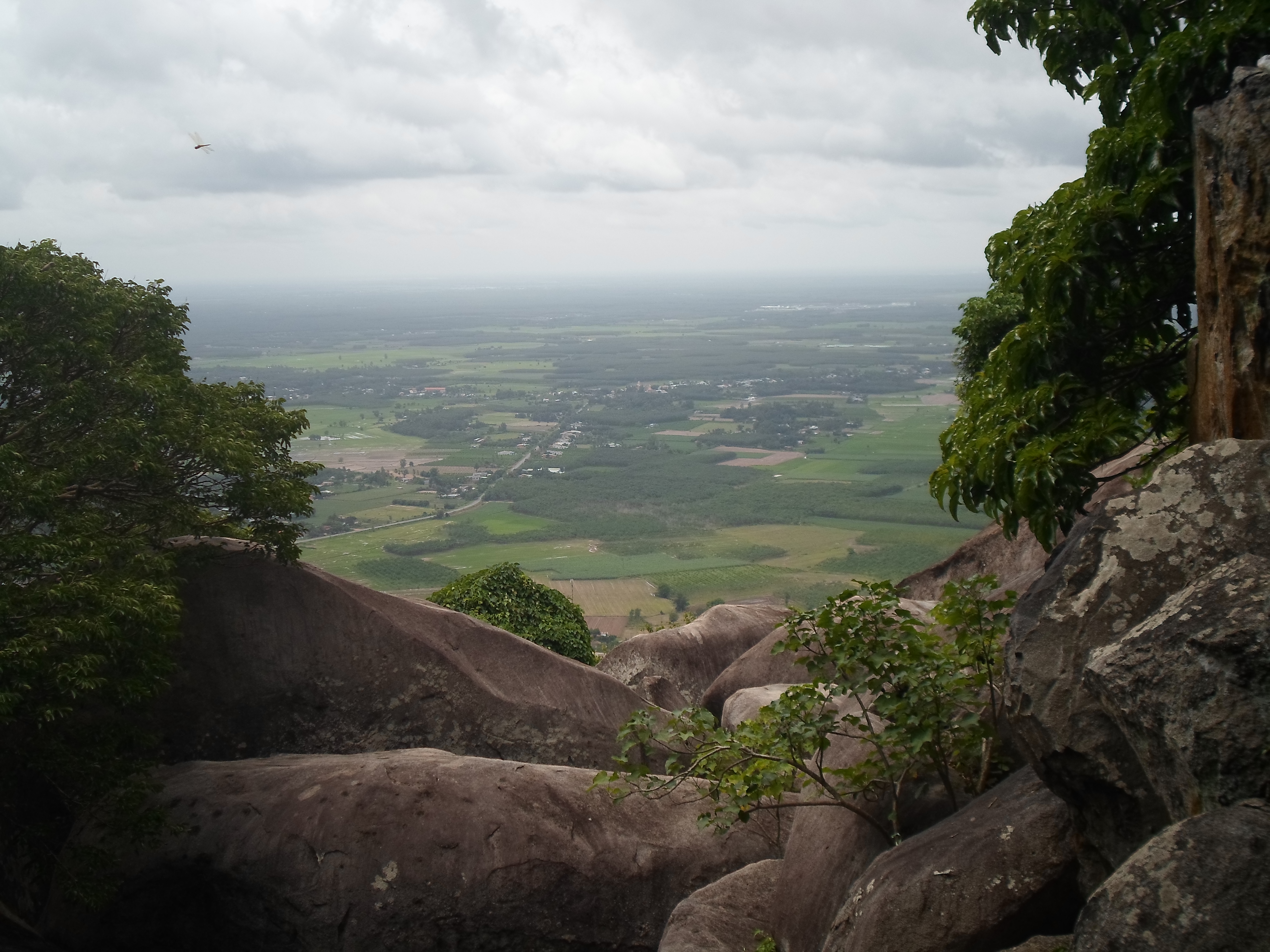 Khung cảnh Tây Ninh nhìn từ khu du lịch núi Bà Đen