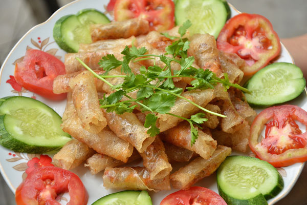 chả ram tôm đất Bình Định ăn với rau sống 