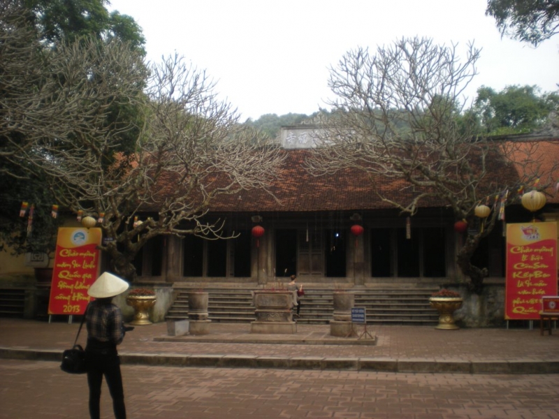 quang cảnh trước chùa Côn Sơn