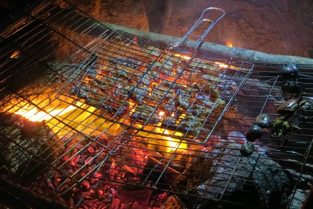 Ăn thịt nướng khi leo núi Bà Đen