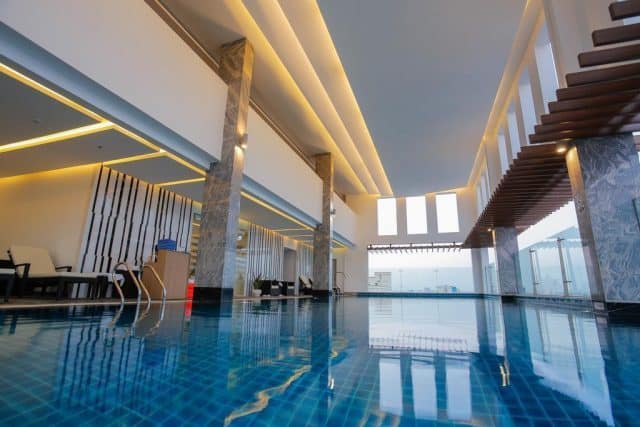 Hồ bơi trong nhà hiện đại (ảnh ST) Hồ bơi trong nhà hiện đại (ảnh ST)