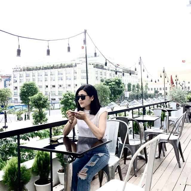 Các bạn trẻ rất thích check-in tại ban công quán She Terrace Các bạn trẻ rất thích check-in tại ban công quán She Terrace