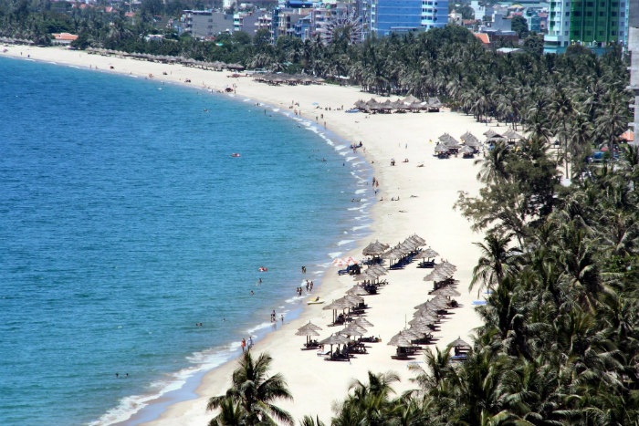Những bãi biển xanh gợn sóng cùng bờ cát trắng mịn màng tại vịnh biển Nha Trang (ảnh: Lê Quốc Tùng)