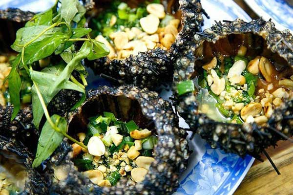 Nhum nướng được chế biến với nhiều loại khác nhau để du khách có thể tự do lựa chọn sao cho hợp khẩu vị (ảnh: binhbatoday)