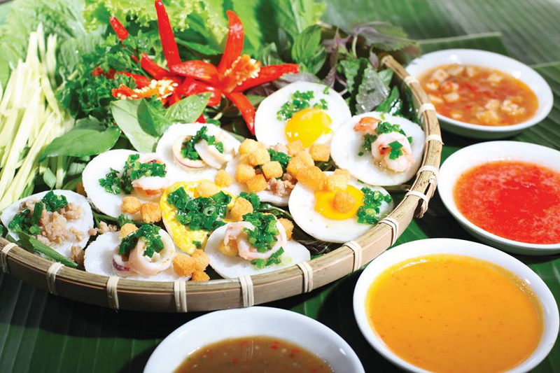 Giữa muôn vàn loài sơn hào hải vị tại Nha Trang bánh căn được xem là món ăn mộc mạc mà bạn không thể bỏ qua (Ảnh: ST)