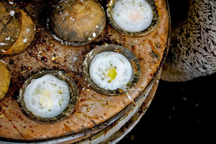 Bánh căn món ăn phổ biển mà bạn không thể bỏ qua khi du lịch Nha Trang (ảnh: Haianh Tran)