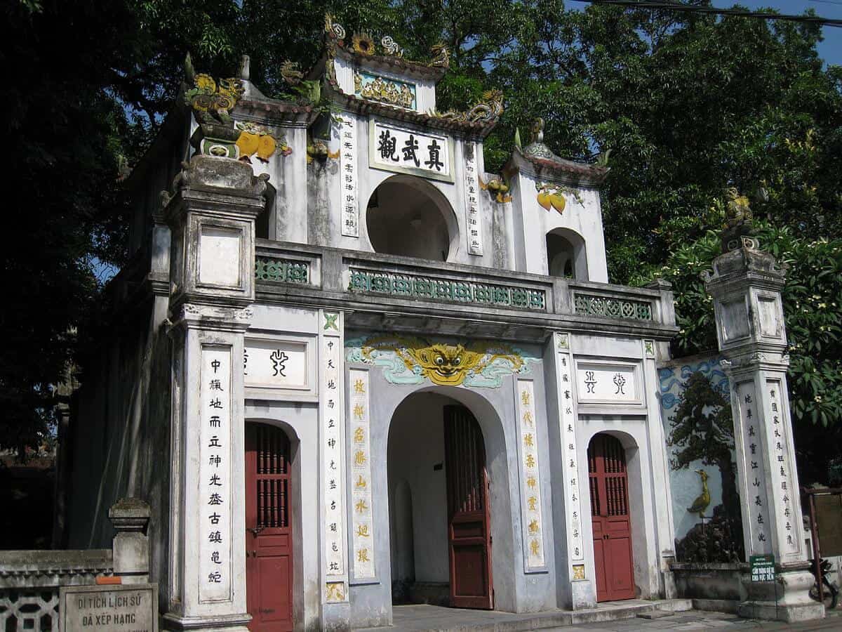Cổng tam quan vào đền Quán Thánh Cổng tam quan vào đền Quán Thánh