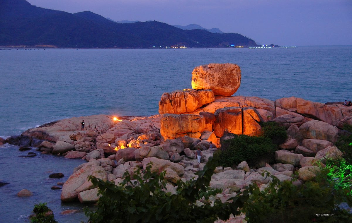 Hoàng hôn về trên Hòn Chồng Nha Trang (Ảnh: ST)