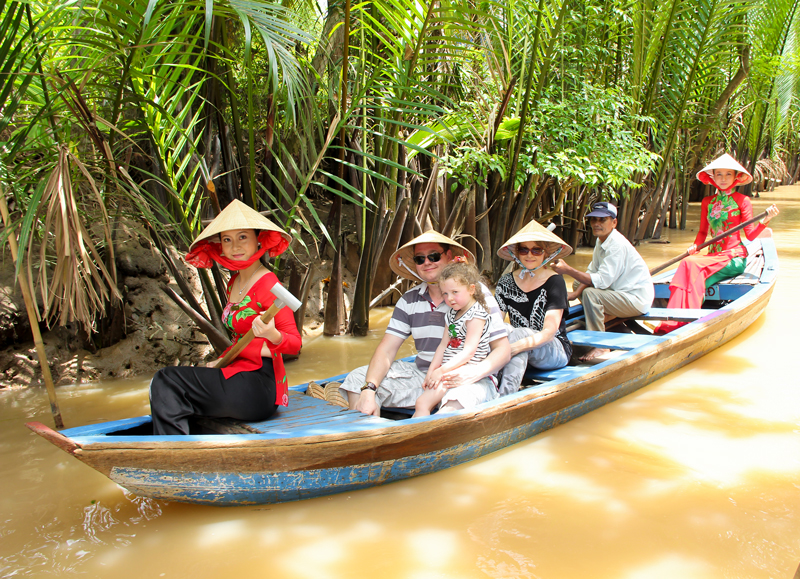 Chèo xuồng trong những kênh rạch (Ảnh: ST)