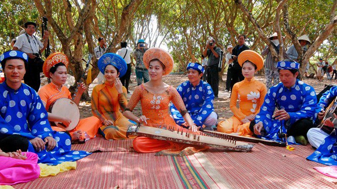 Thưởng thức đờn ca tài tử (Ảnh: ST)