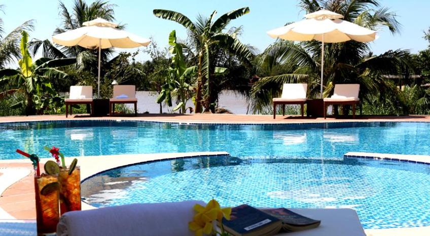 Hồ bơi của Mango Home Riverside (Ảnh: ST)