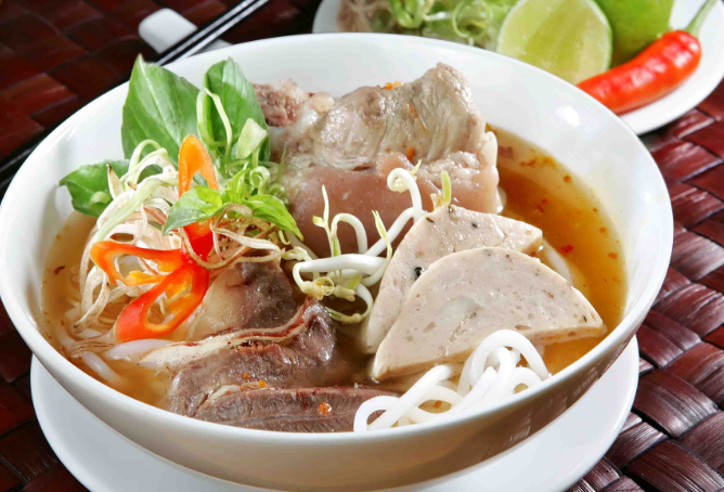 Thưởng thức hương vị Bún Bò Huế tại Sài Gòn
