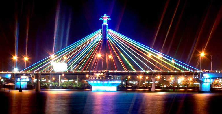 “Cầu quay sông Hàn” điểm thu hút của thành phố Đà Nẵng Cau-quay-song-han-khi-anh-den-ruc-ro-768x395