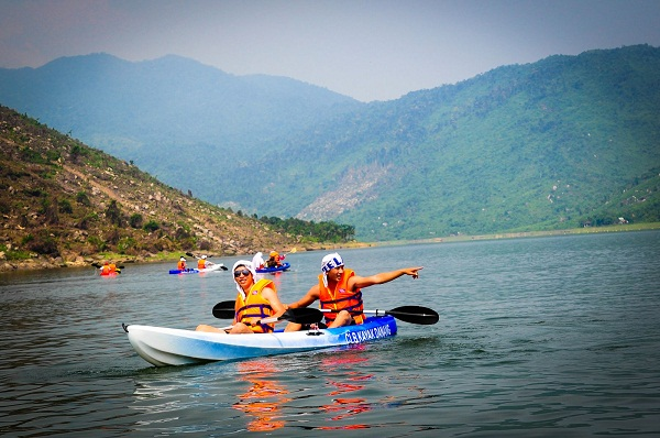 Chèo thuyền Kayak là trải nghiệm độc đáo mà bạn không nên bỏ qua! Chèo thuyền Kayak là trải nghiệm độc đáo mà bạn không nên bỏ qua!