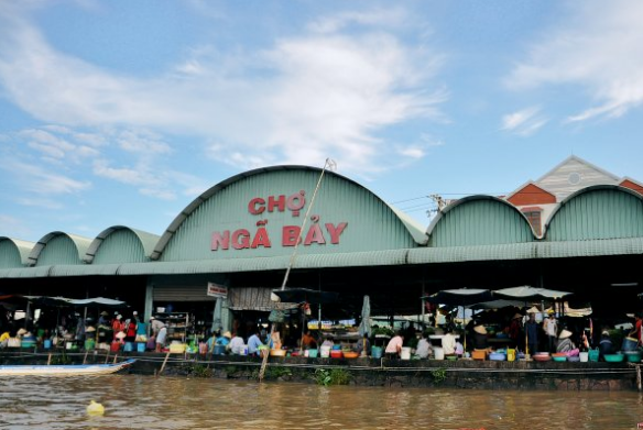 Chợ Ngã Bảy - Một trong chợ đậm văn hóa chợ nổi miền tây