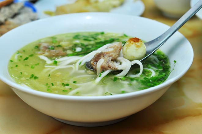 dac-san-nghe-an-banh-canh-xu-nghe.jpg