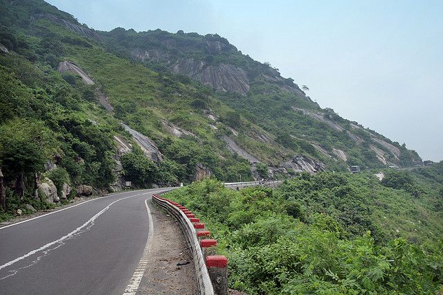 Một góc bên đèo Cù Mông