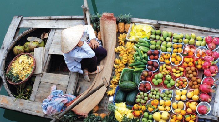 Ghe bán trái cây tại chợ nổi Long Xuyên (Ảnh: ST)