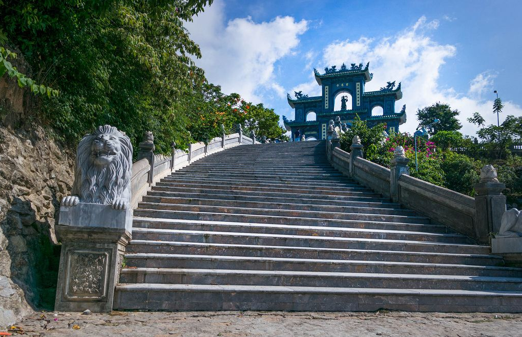 Đường lên chùa Linh Ứng Bà Nà Đường lên chùa Linh Ứng Bà Nà
