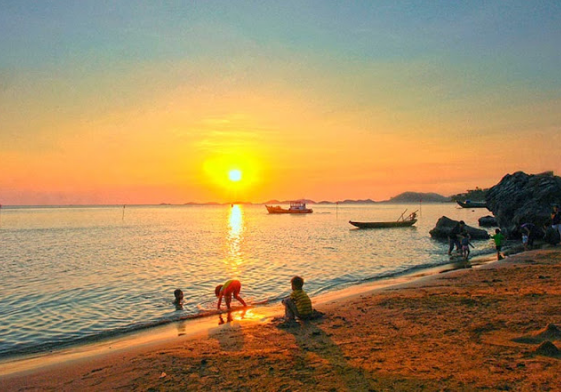 Ngắm hoàng hôn trên Bà Lụa Ngắm hoàng hôn trên Bà Lụa