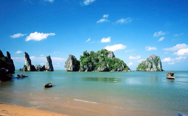 Hòn Phụ Tử trong quần đảo Bà Lụa Hòn Phụ Tử trong quần đảo Bà Lụa