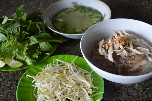 Những gia vị ăn kèm một tô phở khô Gia Lai