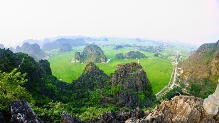 toàn cảnh ninh bình nhìn tư hang múa