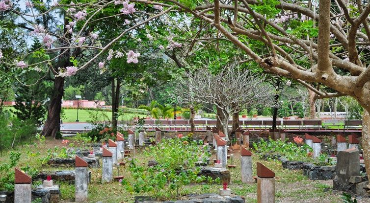 Tập Truyện Ngắn: Người ở lại thế gian Ngh%C4%A9a-trang-h%C3%A0ng-d%C6%B0%C6%A1ng
