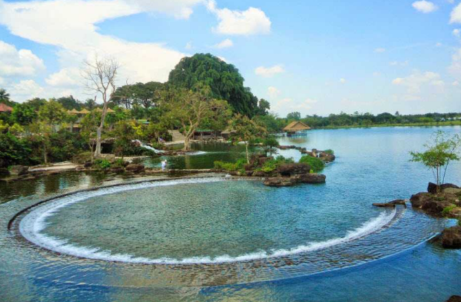 Dòng nước suối trong veo có thể nhìn thấy tận đáy 