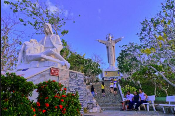 Con đường nhỏ lên tượng có 1.000 bậc thang và cao 500 m lên tượng Con đường nhỏ lên tượng có 1.000 bậc thang và cao 500 m lên tượng