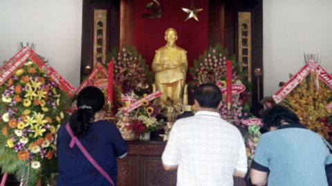 Nhân dân đến thắp nén nhang, tưởng niệm Người