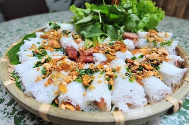 Du khách khi thưởng thức sẽ cảm nhận được vị ngọt, thơm, dẻo và dai của bánh (Ảnh sưu tầm)