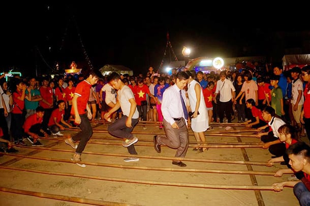 Khách du lịch tham gia lễ hội múa sạp tại Bến En Thanh Hóa 
