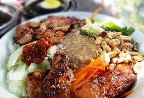 Bún thịt nướng, bánh ướt - đặc sản Huế