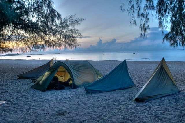 Ngắm nhìn biển và cùng trò chuyện với bạn bè thật là một cảm giác bình yên đến khó tả