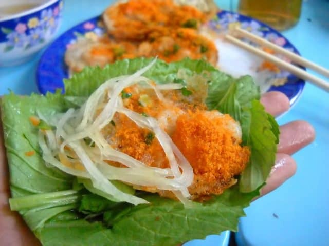 Vị béo ngậy, giòn xốp của bánh với vị ngọt thơm của tôm nằm gọn trong lòng bàn tay (Ảnh sưu tầm)