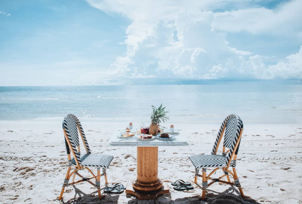 Dùng bữa lãng mạn bên bờ biển (Ảnh: ST)