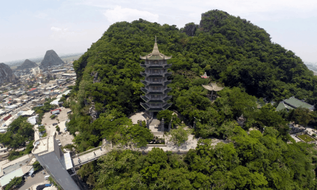 Con đường đi lên động Thuỷ Sơn nhìn từ trên cao 