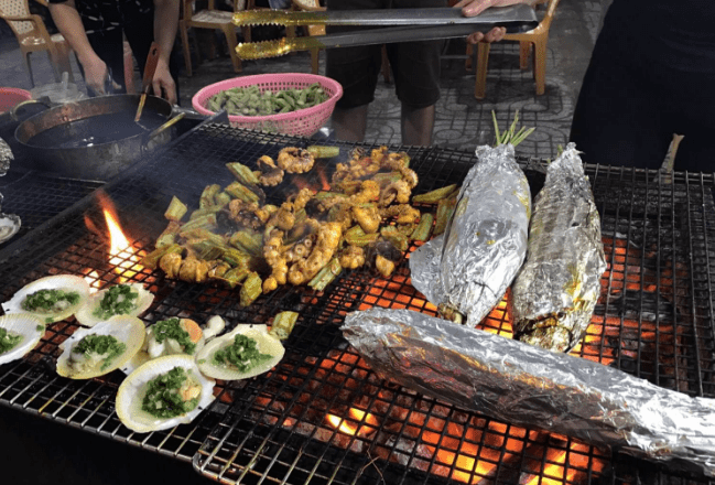 Chế biến hải sản ngay tại quán