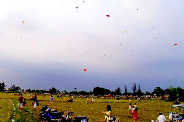 Bầu trời kín những cánh diều (Ánh: ST) Bầu trời kín những cánh diều (Ánh: ST)