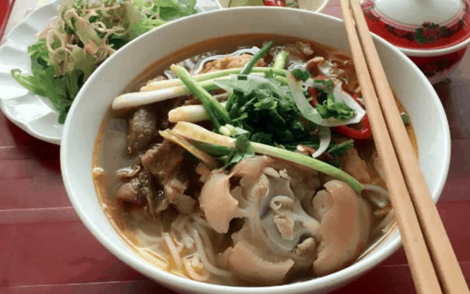 Món bún bò Huế là món ngon nổi tiếng mà bạn nên thử khi ở quận 1 Món bún bò Huế là món ngon nổi tiếng mà bạn nên thử khi ở quận 1