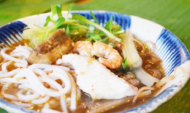 Tô bún súng tỏa mùi thơm ngào ngạt đã khiến du khách tới đây thòm thèm rồi (Ảnh sưu tầm)