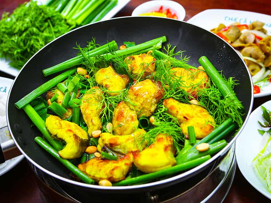 Cha ca La Vong – poisson frit à l’aneth et au curcuma - plats Cha ca La Vong – poisson frit à l’aneth et au curcuma