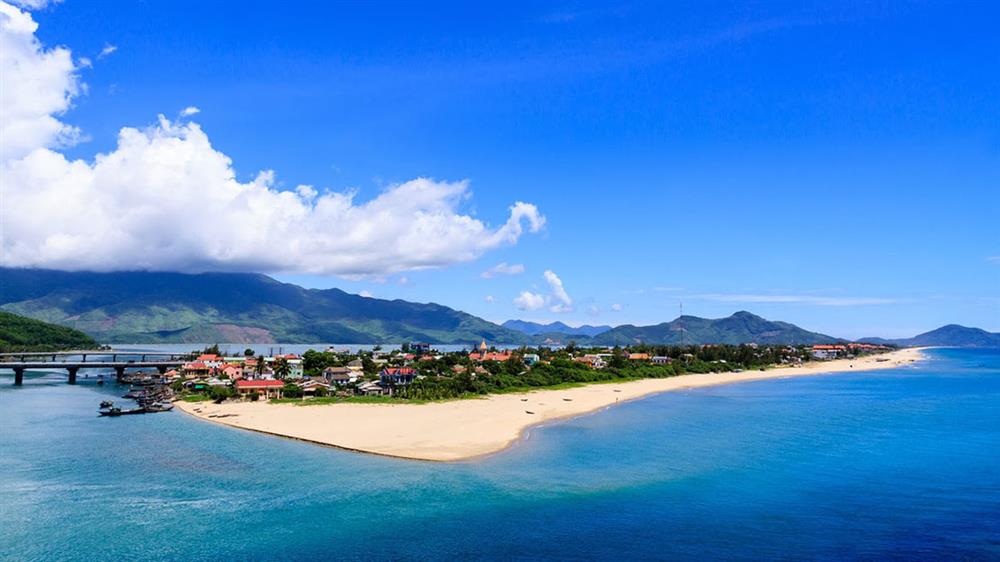 Bãi biển Chân Mây - Vịnh Lăng Cô 