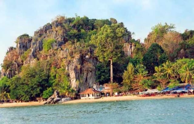 Khung cảnh khu du lịch Hà Tiên chùa Hang nhìn từ xa (Ảnh sưu tầm) Khung cảnh khu du lịch Hà Tiên chùa Hang nhìn từ xa (Ảnh sưu tầm)