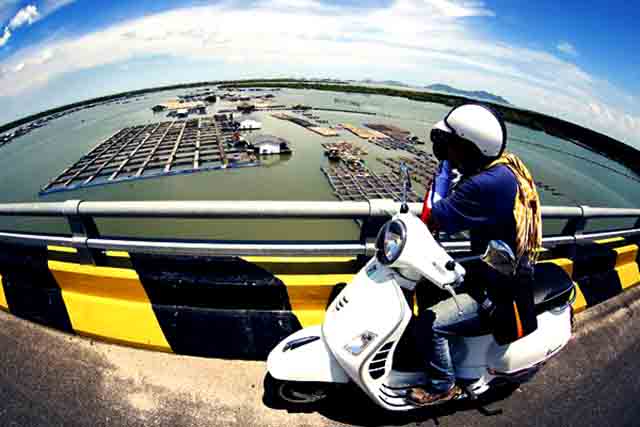 Chụp ảnh từ trên cầu (Ảnh: ST) Chụp ảnh từ trên cầu (Ảnh: ST)