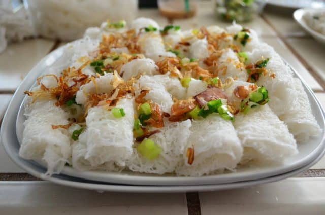 Thưởng thức món ăn ở Vũng Tàu bánh hỏi thơm mùi hành (Ảnh: ST)