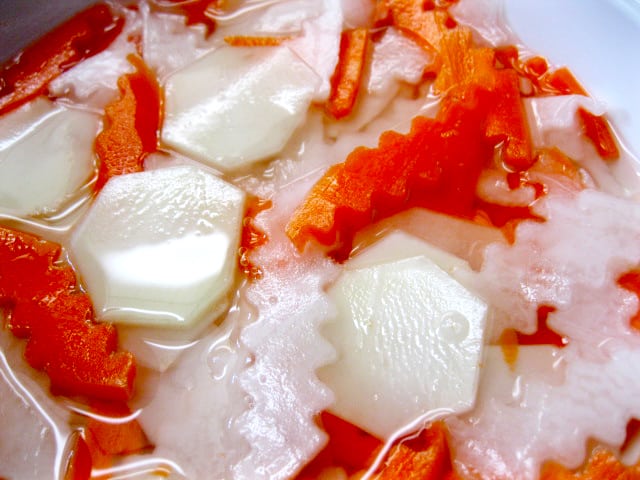 Nước chấm chua ngọt ăn cùng bún chả