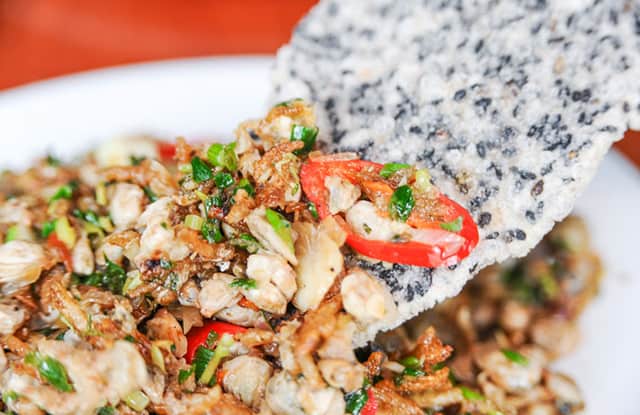 Con don thường được ăn kèm với bánh tráng - đặc sản quảng ngãi